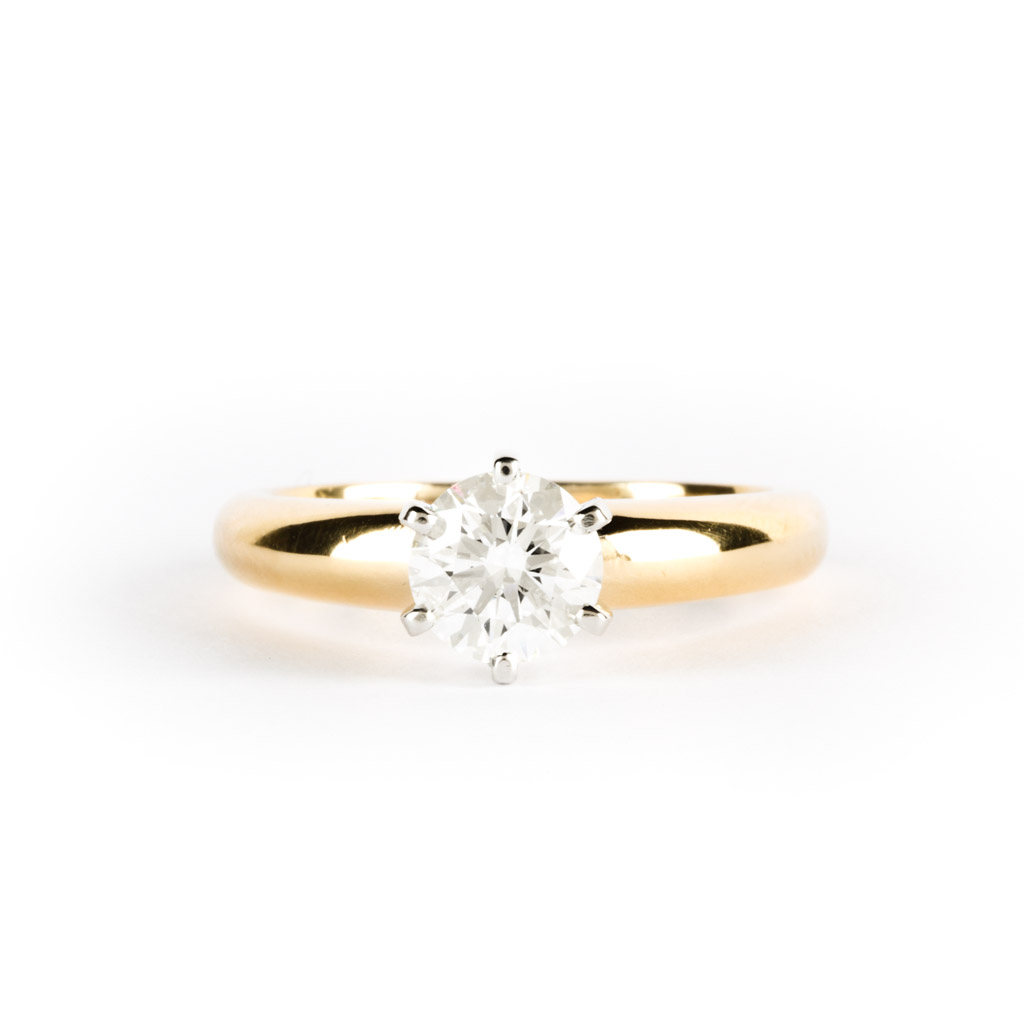 Round solitaire Ring in 14K White gold #602