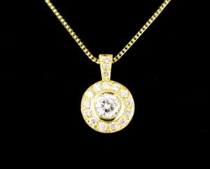 Round diamond pendant