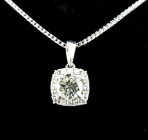 #halodiamondpendant #diamondnecklace