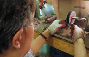 Services polishing bracelets